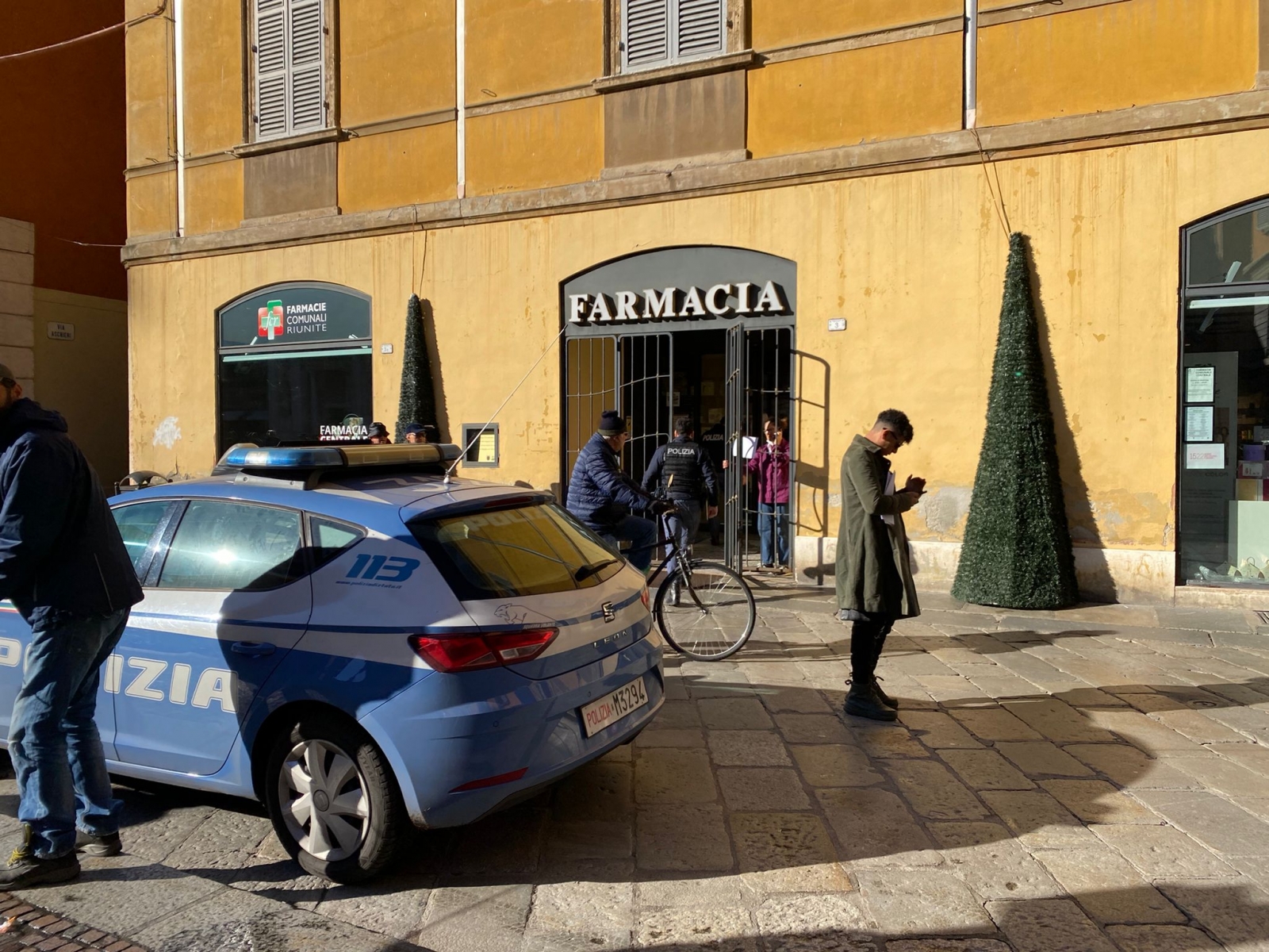 fcr farmacia piazza prampolini reggio emilia rapina polizia 23 11 (4)