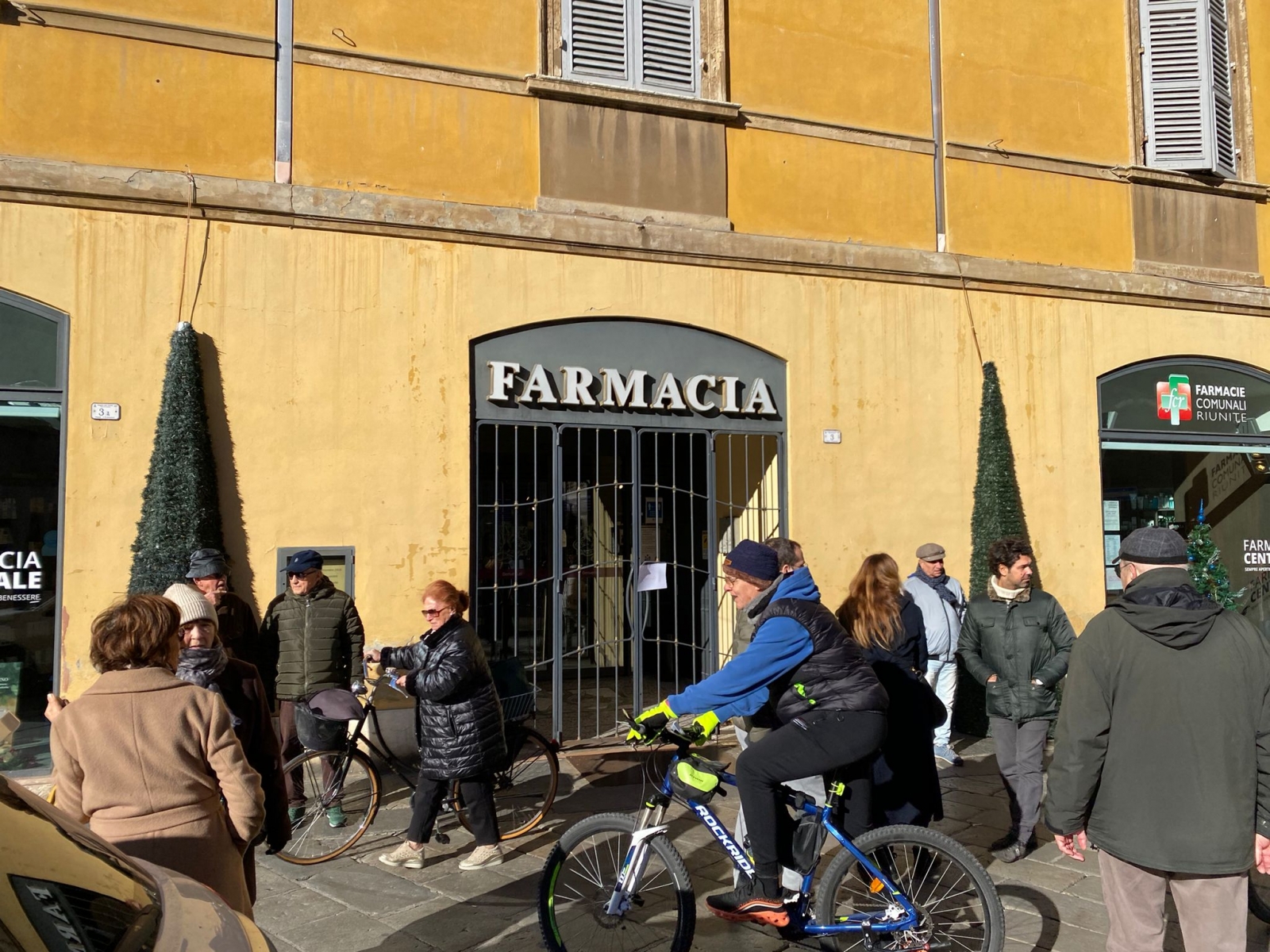 fcr farmacia piazza prampolini reggio emilia rapina polizia 23 11 (5)