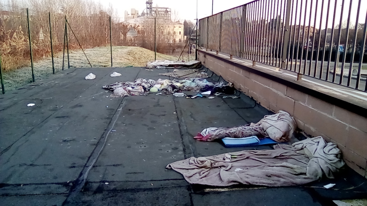 viale ramazzini rifiuti dormitorio giacigli reggio emilia foto davide curti (1)