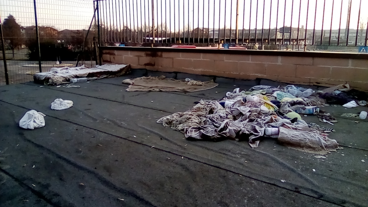 viale ramazzini rifiuti dormitorio giacigli reggio emilia foto davide curti (2)