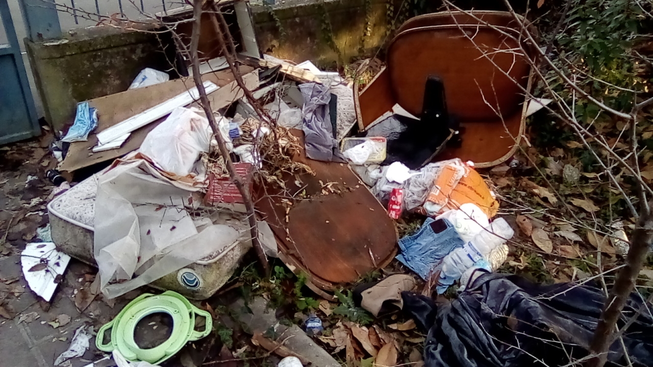 viale ramazzini rifiuti dormitorio giacigli reggio emilia foto davide curti (3)