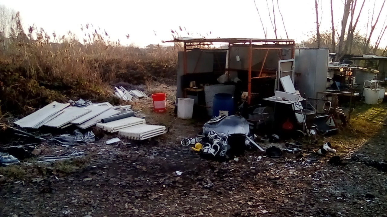 viale ramazzini rifiuti dormitorio giacigli reggio emilia foto davide curti (5)