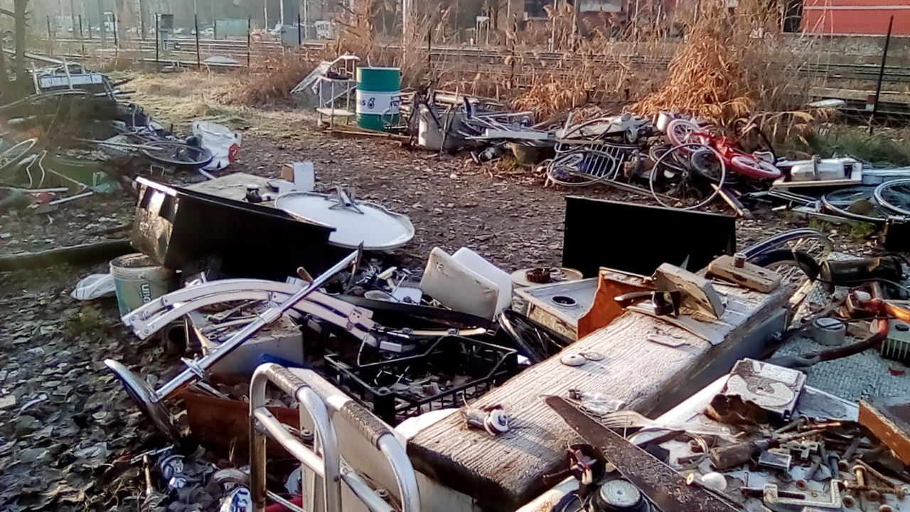 viale ramazzini rifiuti dormitorio giacigli reggio emilia foto davide curti (7)